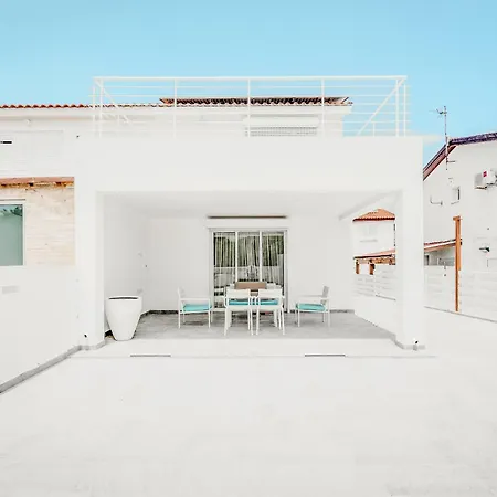 Salt&sun Retreat Perivólia